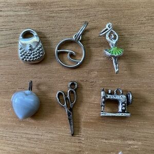 6 Charms with different decor in good condition